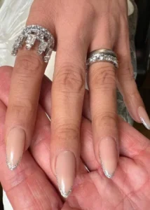 Minimalistyczne paznokcie na ślub i wesele: subtelne i eleganckie stylizacje dla wyjątkowej okazji